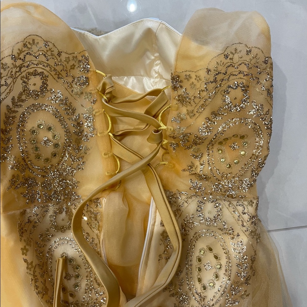 This is a beautiful prom Dress